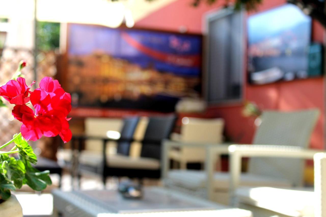 I Gerani Bed & Breakfast Боза Екстериор снимка
